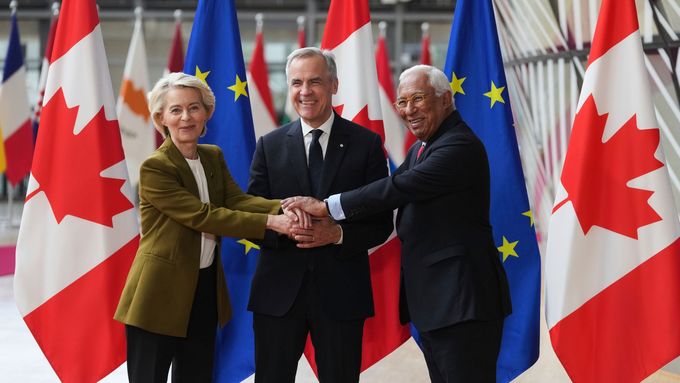 Předsedkyně Evropské komise Ursula von der Leyenová, kanadský premiér Mark Carney a šéf Evropské rady António Costa podepsali v Bruselu dohodu o spolupráci v obraně.