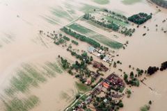 Archivní snímek z povodní v roce 1997, které postihly třetinu země, nejvíce Moravu a východní Čechy.