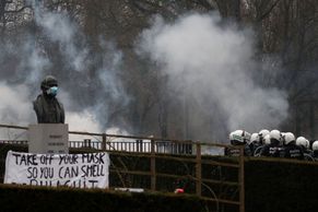 Obrazem: "Stop státnímu fašismu!" Bruselský covidový protest se změnil v násilnosti