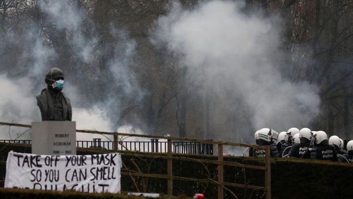 Obrazem: "Stop státnímu fašismu!" Bruselský covidový protest se změnil v násilnosti; Zdroj foto: Reuters