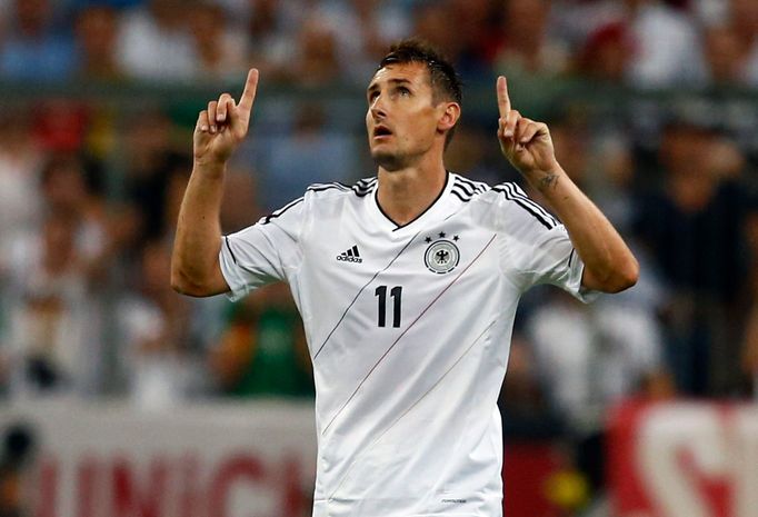 Miroslav Klose slaví svůj gól v kvalifikačním zápase Německo - Rakousko