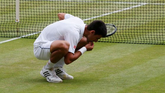 Prohlédněte si galerii z dnešního finále mužské dvouhry na tenisovým Wimbledonu, v němž Novak Djokovič porazil Rogera Federera.