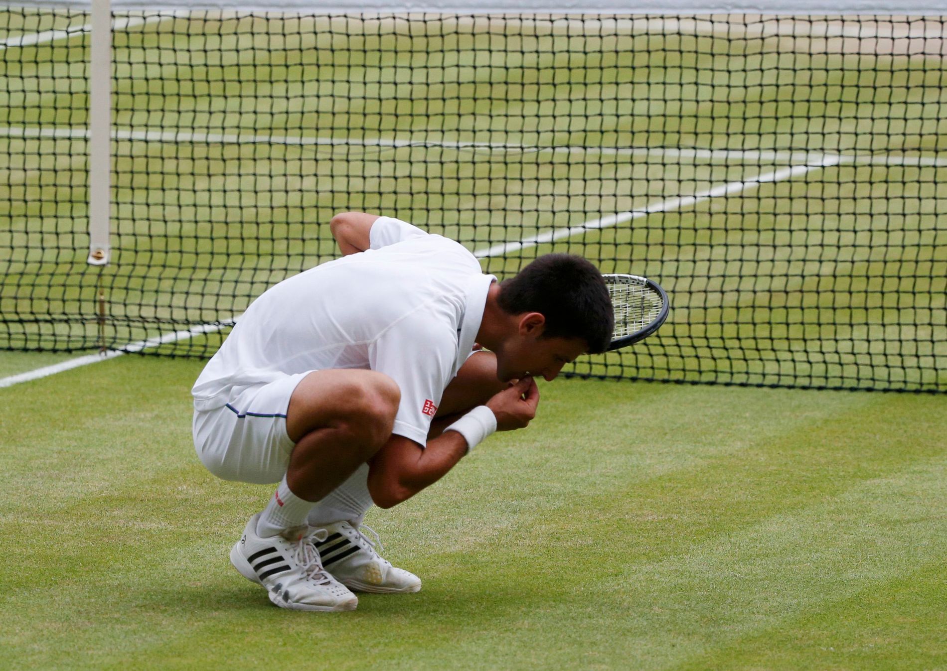 Wimbledon 2015: Novak Djokovič jí trávu