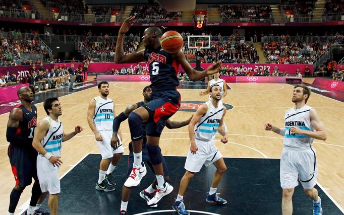 Americký basketbalista Kevin Durant doskakuje po smeči v utkání skupiny A s Argentinou na OH 2012 v Londýně.