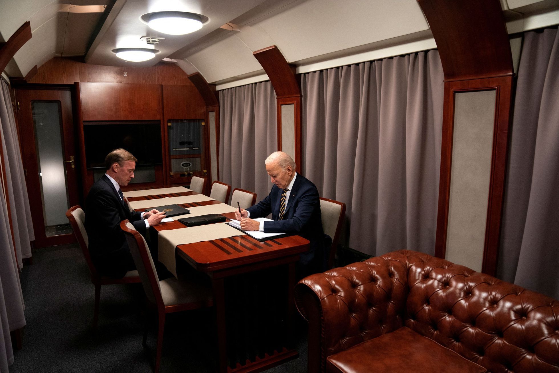 Joe Biden a jeho poradce pro otázky národní bezpečnosti Jake Sullivan ve vlaku do Kyjeva.