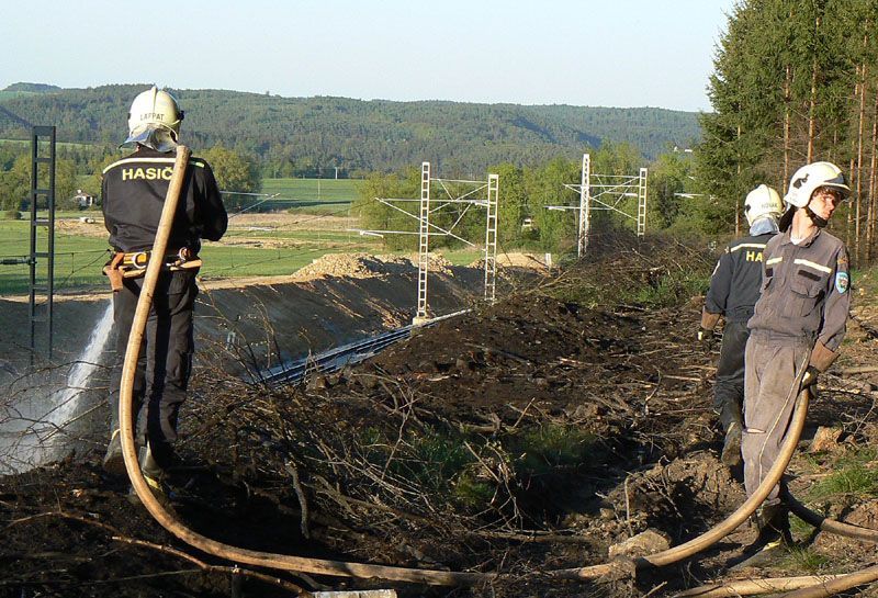 Požár lesa u železniční trati u obce Pňovany