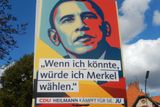 "Kdybych mohl, volil bych Angelu Merkelovou." Bývalý americký prezident Barack Obama na plakátu Křesťanskodemokratické unie (CDU), kterou vede kancléřka Merkelová.