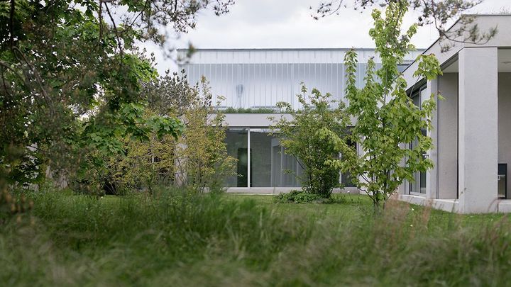 Aby neničili zeleň, parkují na střeše. Vila za Prahou má zahradu a křídla jako zámek