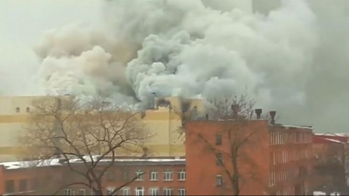 Požár v obchodním centru v ruském Kemerovu má desítky obětí