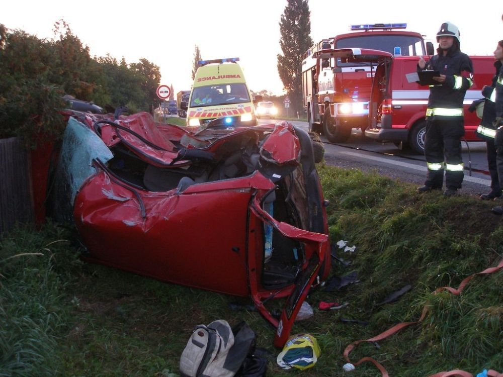 Nehoda osobního vozu a kamionu u Hradce Králové