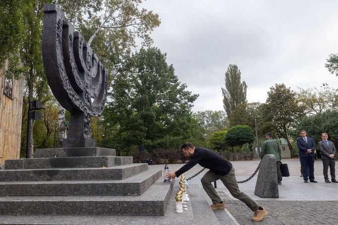 Ukrajinský prezident Volodymyr Zelenskyj uctil v neděli památku 33 tisíc Židů, zavražděných v září 1942 v rokli Babij Jar na předměstí Kyjeva.