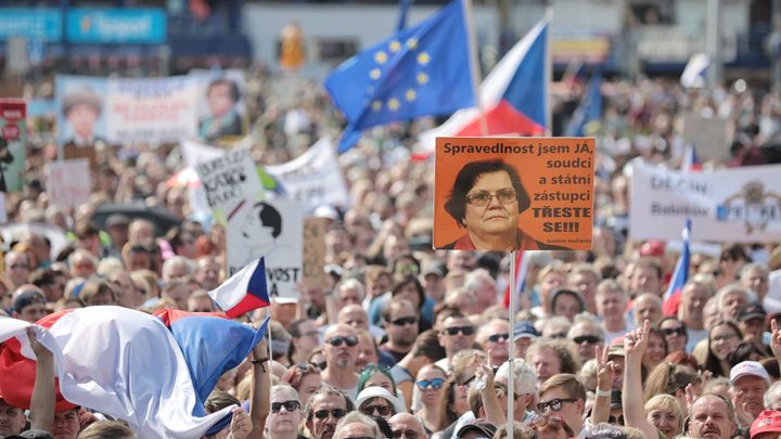 Léto bez demonstrací. Babiš může nabrat nové síly, je znepokojený, říká politoložka