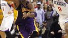 Kobe Bryant se snaží dostihnout míč před křídelníkem Philadelphie Andrem Iguodalou