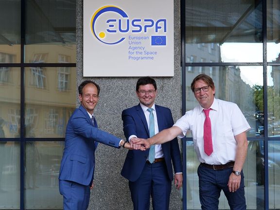 Zleva: výkonný ředitel EUSPA Rodrigo da Costa, šéf správní rady EUSPA Václav Kobera a předseda Akreditační rady pro bezpečnost Bruno Vermeire.