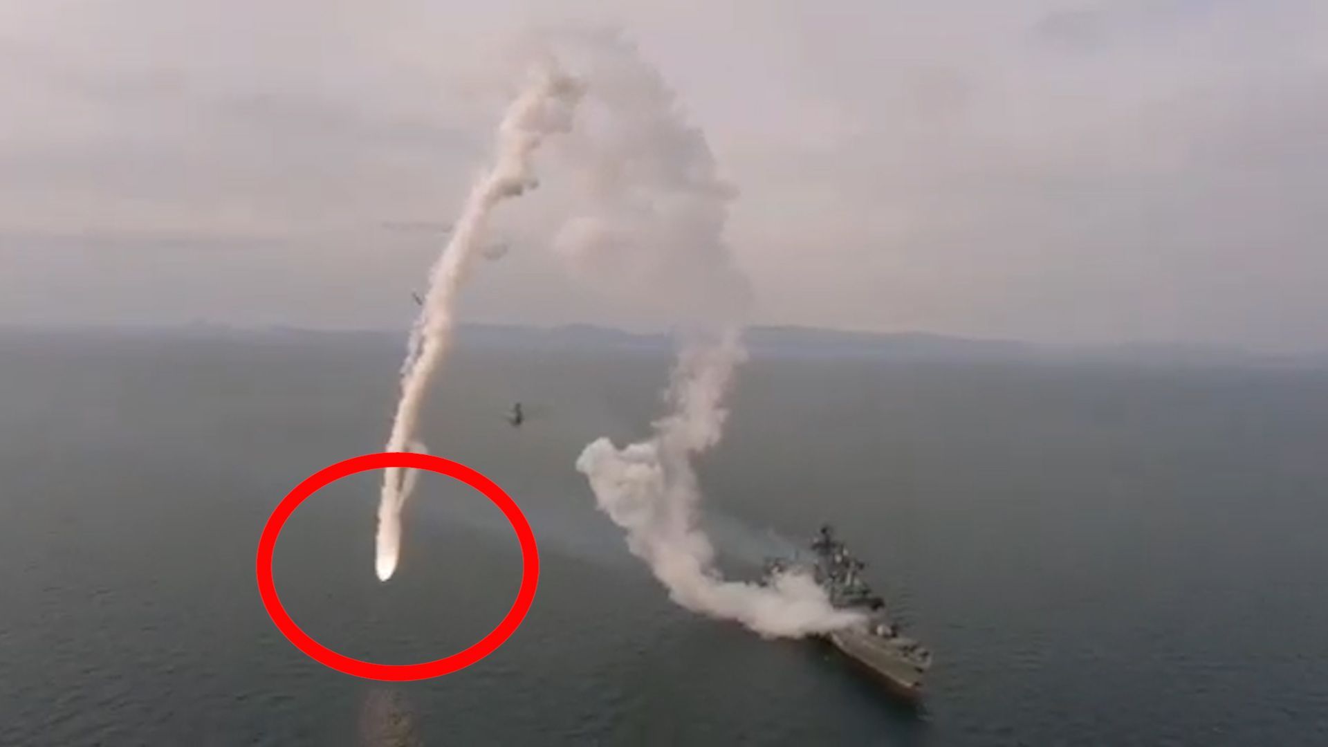 Ruská fregata Maršál Šapošnikov se málem trefila vlastní raketou.