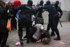 Maskovaní běloruští policisté znovu tvrdě zasáhli proti demonstrantům i novinářům