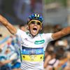 Španělský cyklista Alberto Contador slaví vítězství během 17. etapy španělské Vuelty 2012.