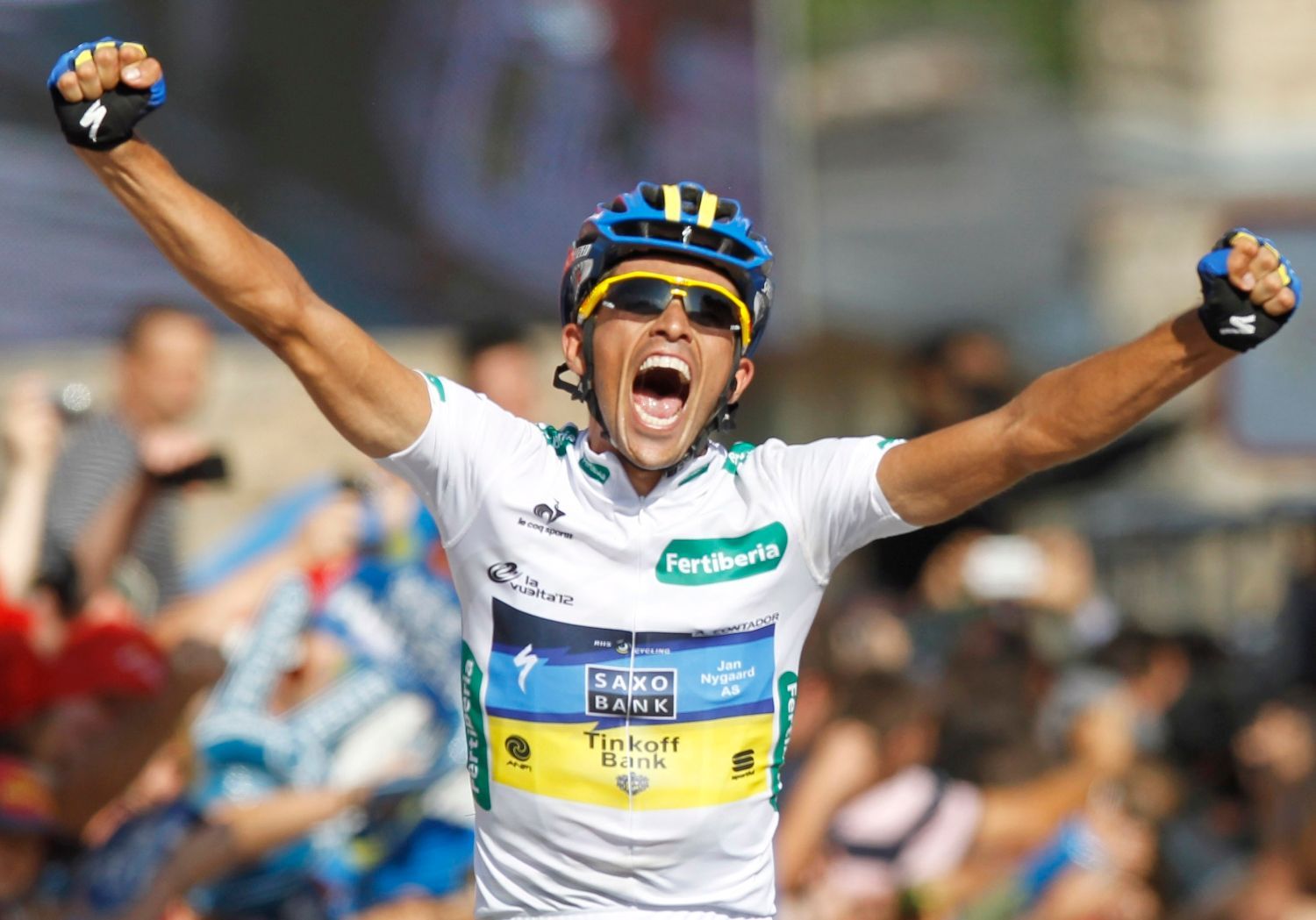 Španělský cyklista Alberto Contador slaví vítězství během 17. etapy španělské Vuelty 2012.