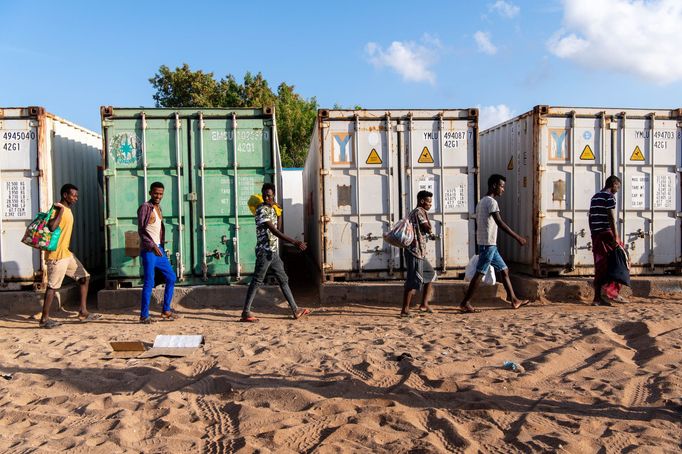 Migranti z migračního střediska IOM jsou vyzváni k nástupu do letadla směr Ar Aoussa.