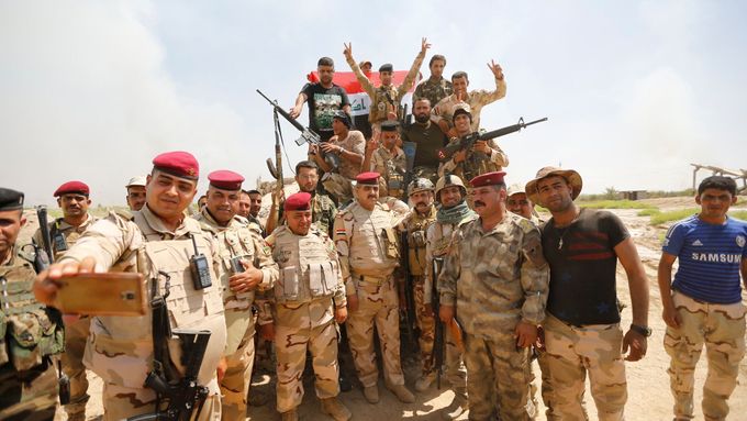 Irácké bezpečnostní složky nedaleko fronty, kde bojují proti jednotkám Islámského státu.