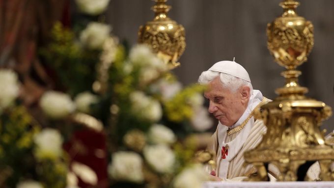 Papež Benedikt XVI. během tradiční půlnoční mše v bazilice svatého Petra.