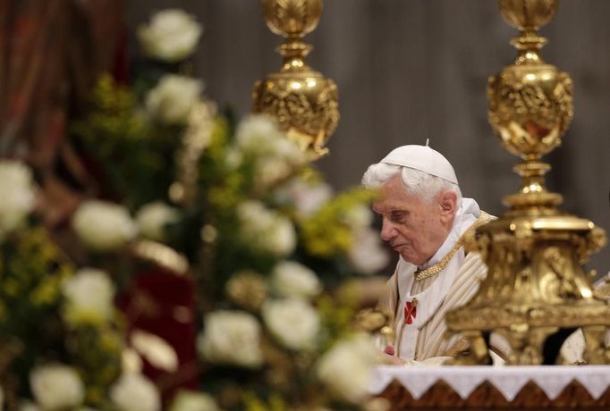 Papež Benedikt XVI. během tradiční půlnoční mše v bazilice svatého Petra.