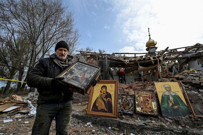 V neděli 16. dubna ruská raketa dopadla na pravoslavný kostel ve městě Komyšuvacha, jižně od Záporoží.