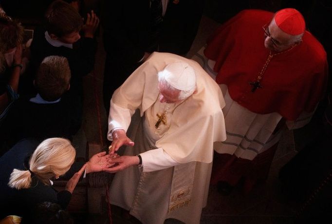 Tvá čára života je dlouhá, dcero... Papež Benedikt XVI. spolu s kardinálem Miloslavem Vlkem navštívil kostel Panny Marie Vítězné v Praze, 26.9.2009