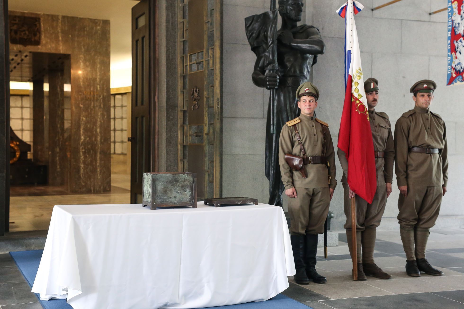 Národní památník na Vítkově - uložení poselství do legionářské pamětní schránky, která bude převezena do Zborova