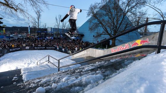 Do Prahy dorazilo 40 kubíků sněhu. Kolem holešovické pyramidy pak létaly snowboardy