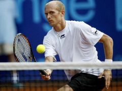 Ruský tenista Nikolaj Davyděnko v zápase druhého kola turnaje v Sopotech proti Argentinci Arguellovi. Rus musel ve třetím setu kvůli zdravotním problémům vzdát.