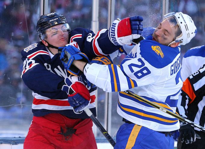 Buffalo vs. New York Rangers: Jimmy Vesey (26) a Zemgus Girgensons (28)