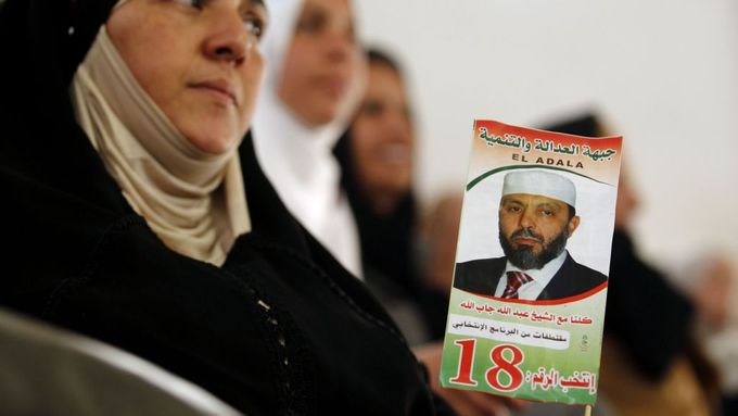 Žena s volebním letákem lídra islamistické Strany spravedlnosti a rozvoje Abdalláha Džaballáha.