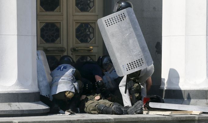 Výbuch granátu si vyžádal desítky zraněných. Hlavně policistů.