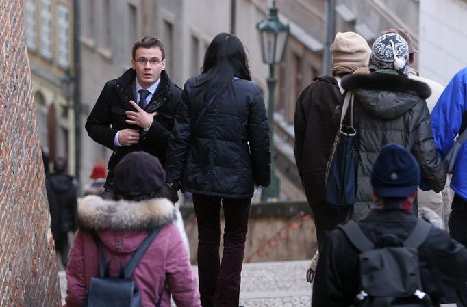 10:23 - Ondřej Liška bydlí v Praze na Malé Straně, za prezidentem Klausem nahoru na Hrad šel pěšky po schodech mezi turisty.