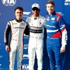 Šampion F2 Nick de Vries, mistr světa formule 1 Lewis Hamilton a vítěz F3 Robert Shwartzman