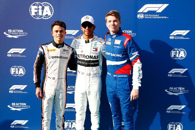 Šampion F2 Nick de Vries, mistr světa formule 1 Lewis Hamilton a vítěz F3 Robert Shwartzman