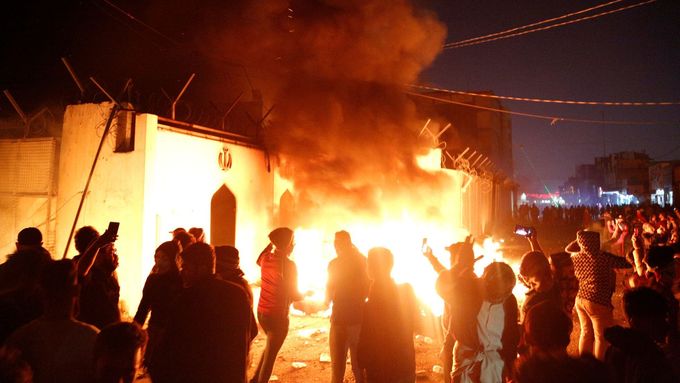 Demonstranti v Iráku zapálili budovu íránského konzulátu