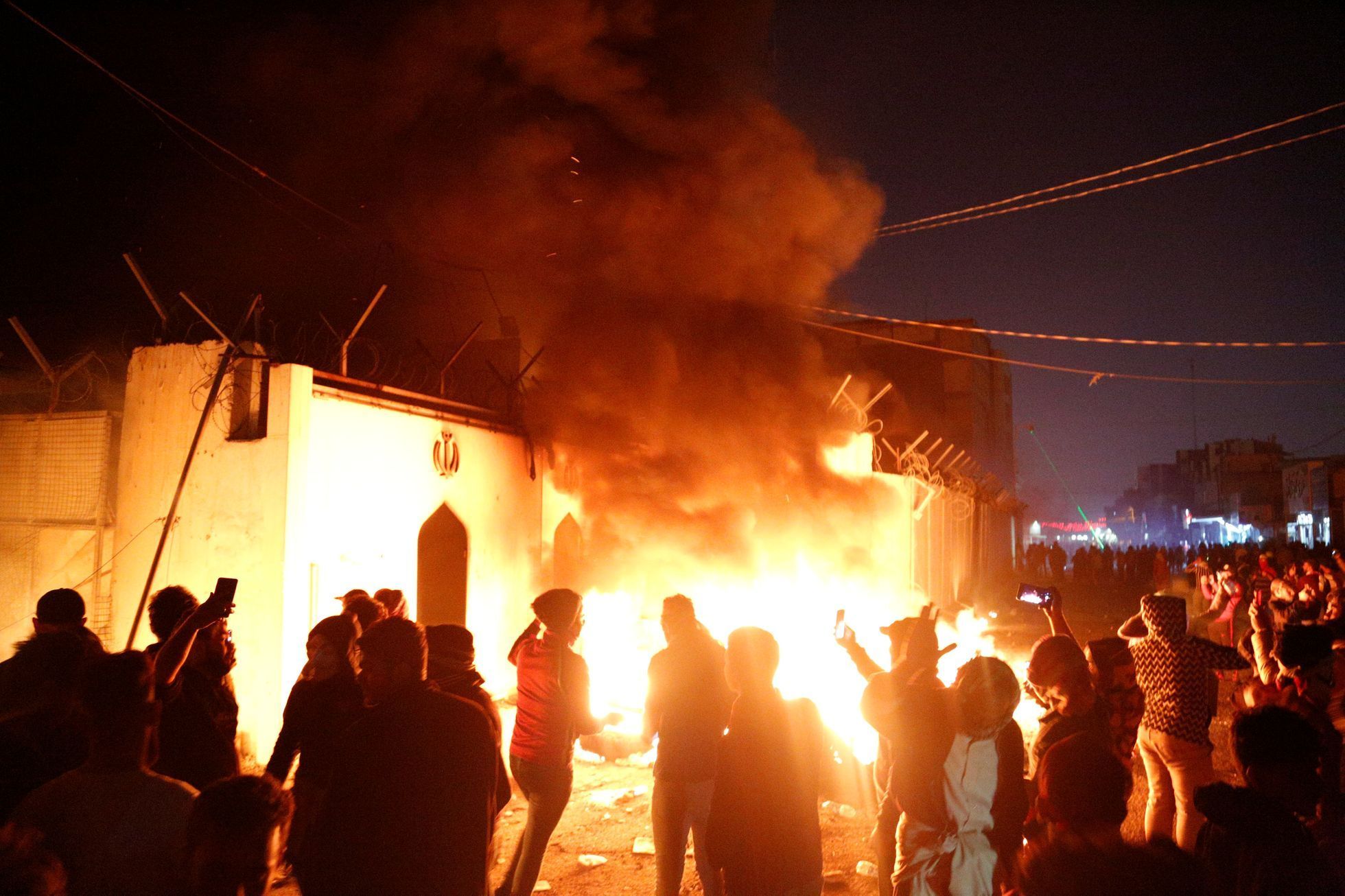 Demonstranti v Iráku zapálili budovu íránského konzulátu