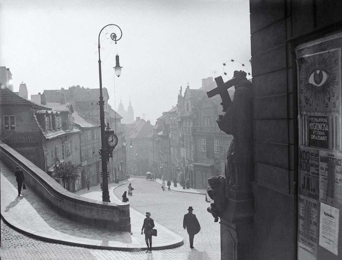 Jaroslav Petrák: Nerudova ulice z Radnických schodů, kolem 1910, Sbírka Scheufler.