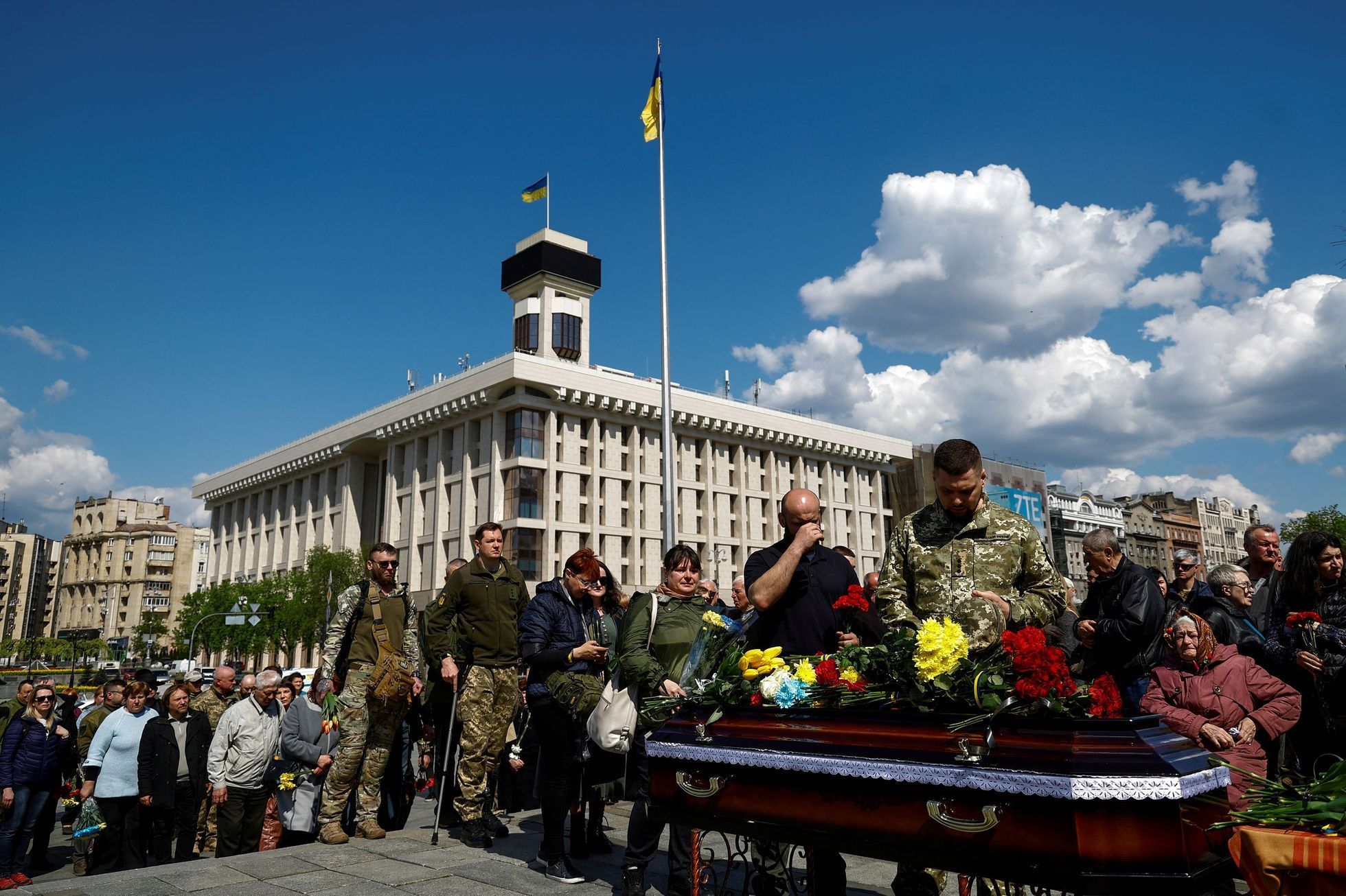 Pohřeb vojáka Jurije Moroze na centrálním Náměstí nezávislosti v Kyjevě. Moroz padl v Bachmutu.