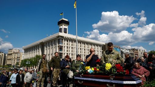 Pohřeb vojáka Jurije Moroze na centrálním Náměstí nezávislosti v Kyjevě. Moroz padl v Bachmutu.