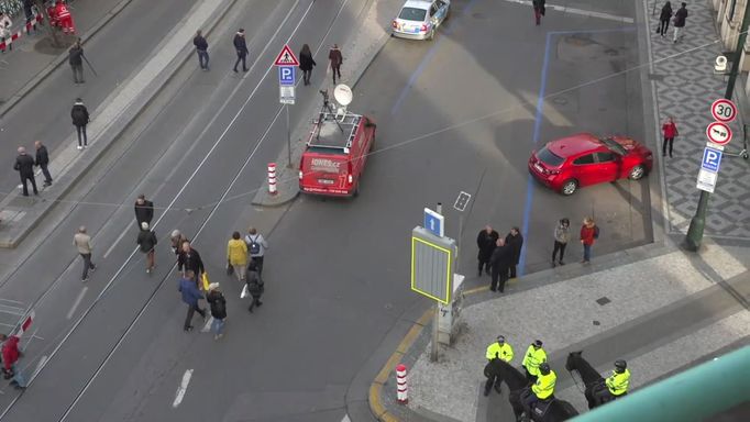 Klidný průběh piety jistí i policisté na koních