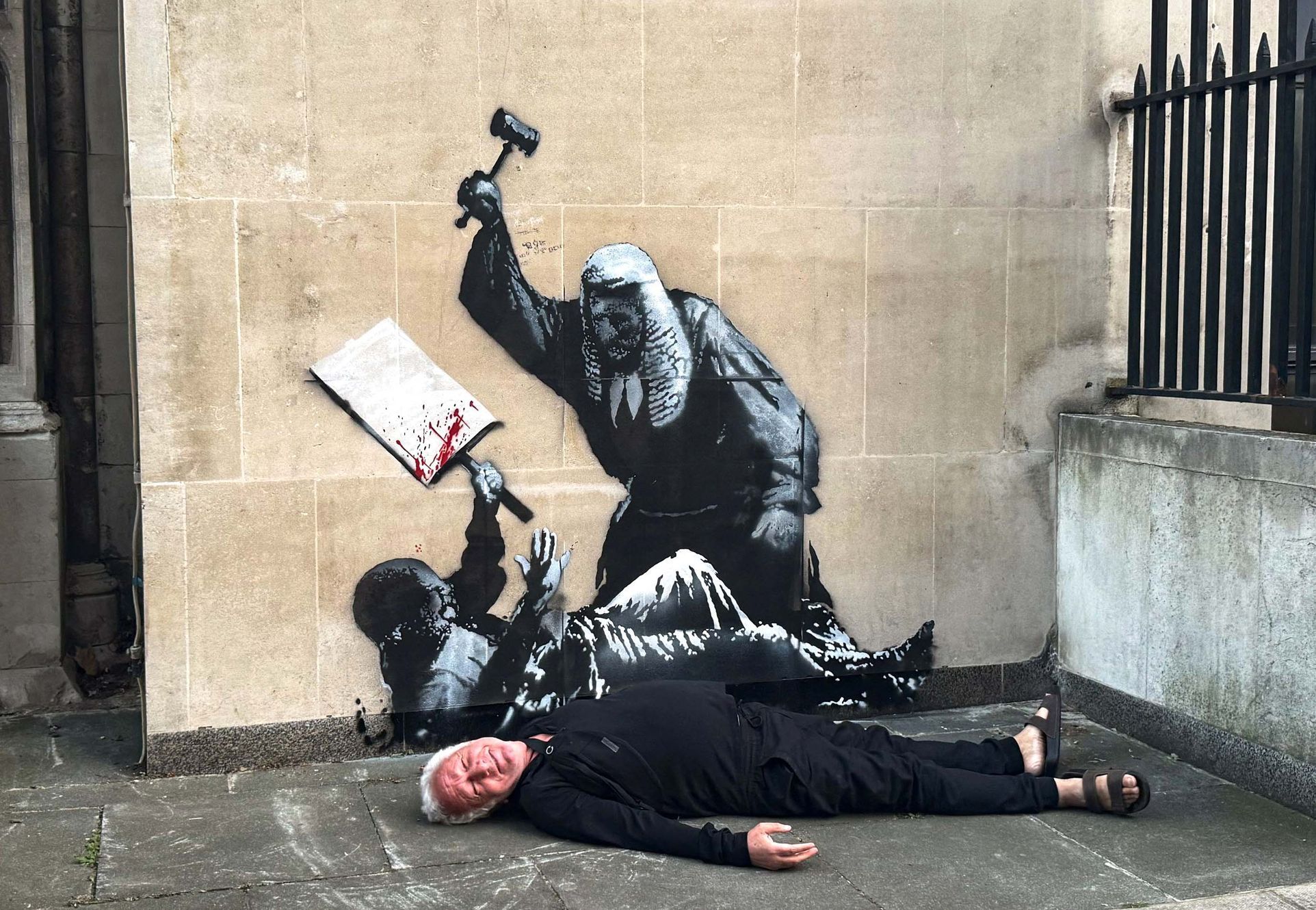 Banksy, Londýn, Velká Británie, Nejvyšší soud, Palestine Action, mural, street art, graffiti