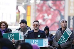 U2 vyhráli americký žebříček, ale atomová bomba to není
