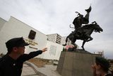 Členové neonacistického hnutí Tsagaan Khass (v překladu: "Bílá svastika") uctívají například sochu národního hrdiny Maršála Chingünjava , jednoho ze symbolů boje za samostatnost mongolského národa.