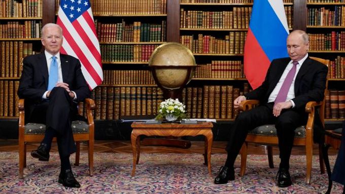 Úlevy skončily, agrese vás bude bolet... Joe Biden (vlevo) a Vladimir Putin při jednání v Ženevě.