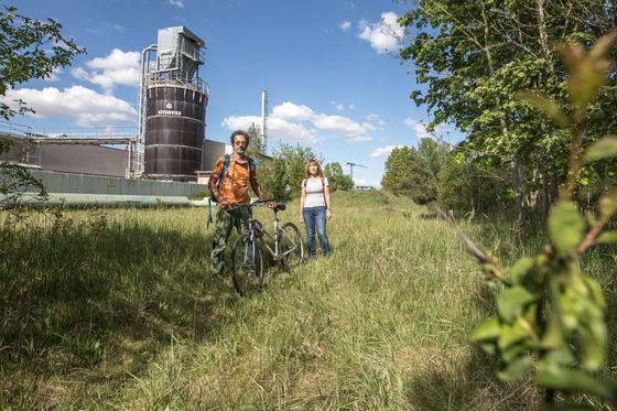 Manželé Mikátovi se prochází v místě, kudy by brzo mohly jezdit kamiony po nové silnici. 