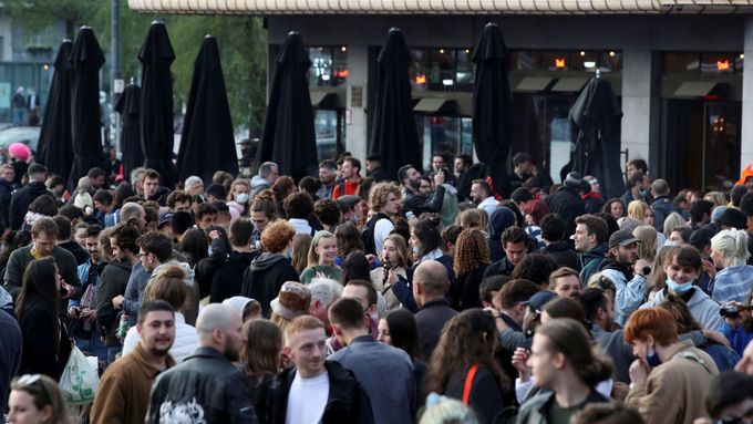 Náměstí Flagey v centru Bruselu v sobotu 8. května večer. Lidé oslavují otevření venkovních prostor.