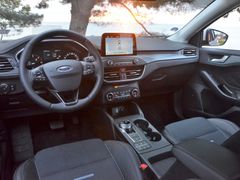 Palubní desce Fordu Focus Active dominuje volně stojící dotykový displej. Ovládá se snadno, navigace ale občas zlobí.